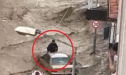 Sel sularına kapılan aracın üzerinde hayata tutundu