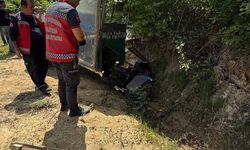 Tarım aracı su kanalına savruldu: 2 yaralı