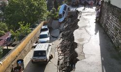 Aşırı yağışla birlikte çöken yol 5 aracı yuttu