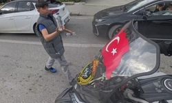 Camında Türk bayrağı olan motosikletliye su hediye etmek istedi