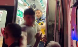 Ambulanstan fırlayıp gazeteciye saldırdı