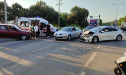 İki otomobil kafa kafaya çarpıştı