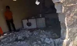 Freni boşalan traktör eve daldı