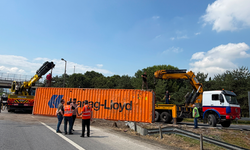 Bağlantı yolunda devrilen tır trafiği kitledi