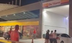 Akaryakıt istasyonunda sopalı kavga kamerada