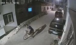 Elini kolunu sallayarak bisiklet çaldı