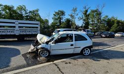 Otomobille çarpışan motosiklet parçalandı