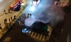 Alev alan elektrikli araç bomba gibi patladı