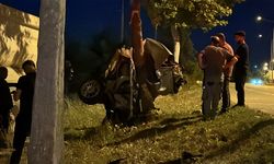 Ağaca çarpan otomobil ikiye bölündü
