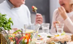 Yemek yerken kalp krizi geçirdi