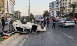 Çekicinin çarptığı otomobil ters döndü