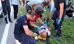 Sürücüsü rahatsızlanan servis minibüsü refüje çıktı