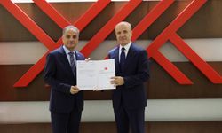 Rektör Prof. Dr. Al mazbatasını aldı