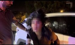 Gazetecilere tükürdü, polis aracına saldırdı