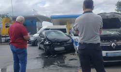 Kontrolü kaybedip polis aracına çarptı