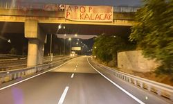 Pamukova yolunda dikkat çeken pankart