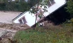Sel sularına kapılan iki ev yerle bir oldu