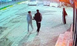 Akılalmaz görüntü: Yemek yiyen kediye taşla vurdu