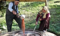 Sakarya’da kış mesaisi başladı: Üzümler kazanlarda pekmeze dönüşüyor