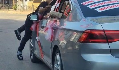Gelin aracının kaputunda gitti
