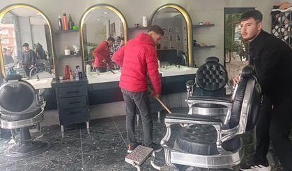 Kuaför dükkanına dalan otomobil herkesi panikletti!