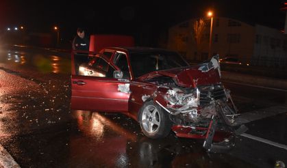 Minibüsle çarpışan otomobil sürücüsü kaçtı