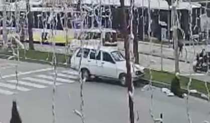 Yaya geçidinden yürürken araba çarptı