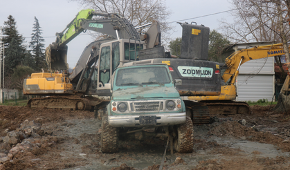 Fıkra gibi olay: Kurtarmaya gelenler de çamura battı