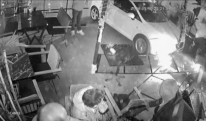 Kafede otururken arabanın altında kaldı!