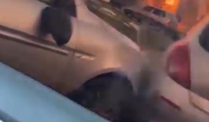 Çocukların çığlıklarına aldırmadan kavga ettiler