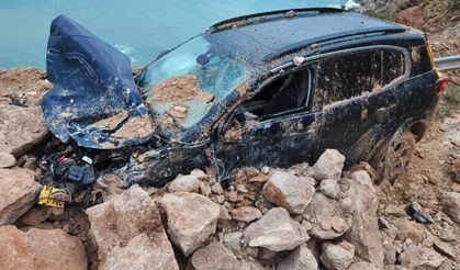 Heyelan otomobili perte çıkarttı