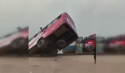 Yolcu otobüsü nehre düştü: 24 ölü