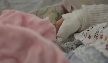 Sargıyı keserken bebeğin parmağı kesildi