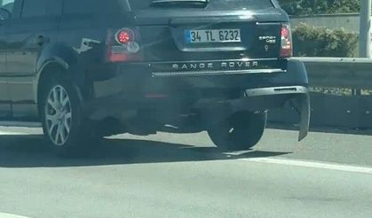 Otoyolda aracın tamponu koptu
