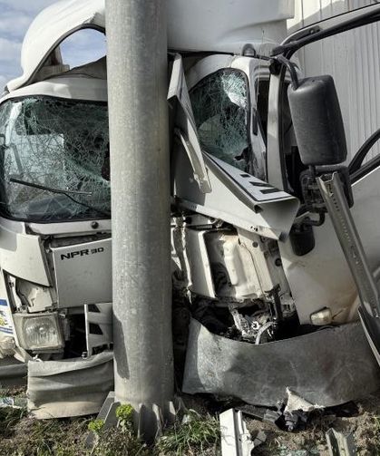 Kamyonet yön tabelasına ok gibi saplandı: 1’i ağır, 2 yaralı