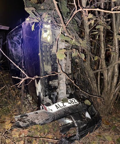 Otomobil tarlaya yuvarlandı