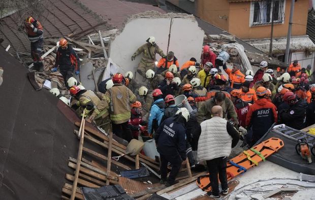 Fatih'te iki bina çöktü: Göçük altında kalanlar var!