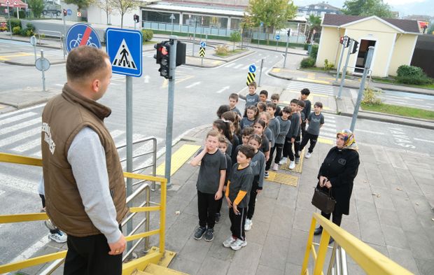 Miniklere uygulamalı trafik eğitimi: Hem eğlendiler hem öğrendiler