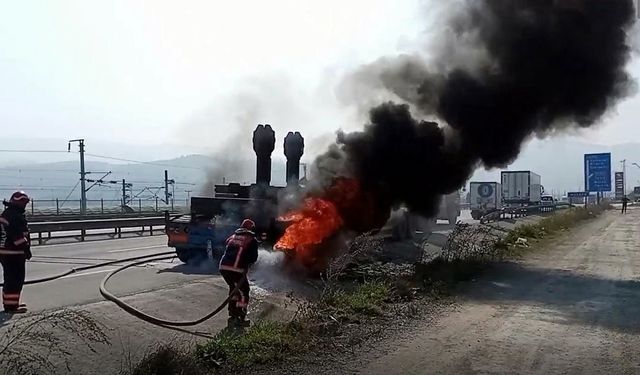 İş makinesi taşıyan tır alev topuna döndü