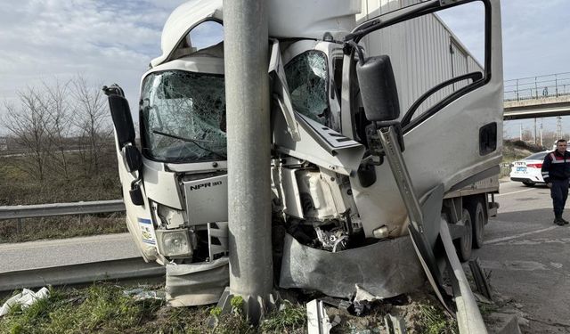 Kamyonet yön tabelasına ok gibi saplandı: 1’i ağır, 2 yaralı