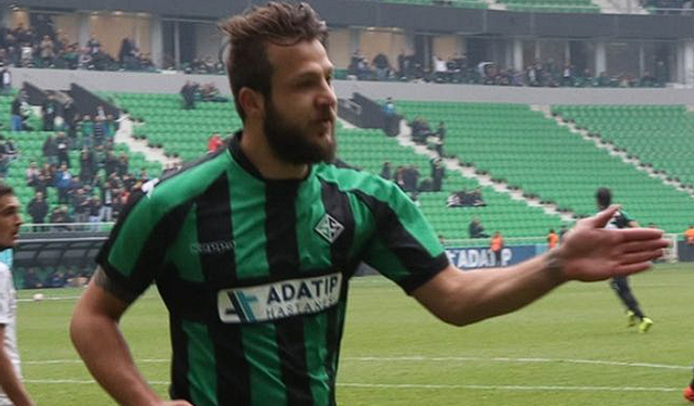 Batuhan Karadeniz Sakaryaspor'da oynarken yaptığı hareketten dolayı özür diledi