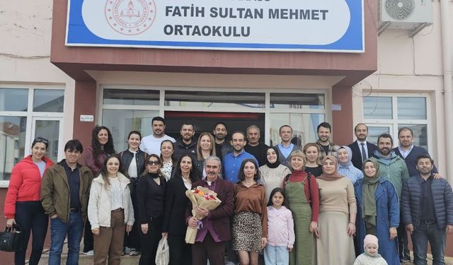 43 yıllık öğretmen emekliliğe böyle uğurlandı