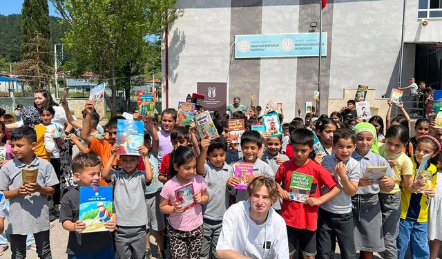 İlkokul öğrencilerine kitap dağıttılar