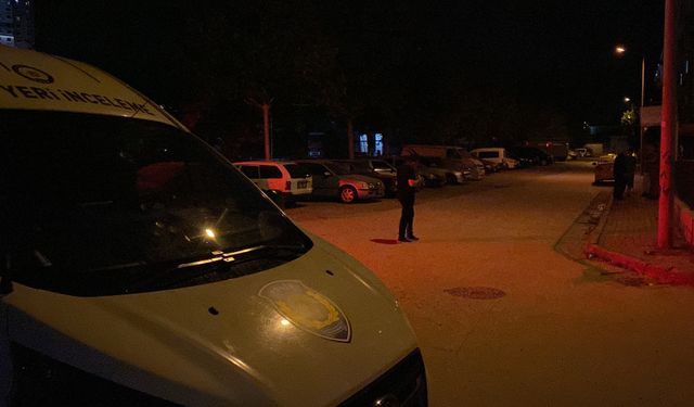 Genç tanımadığı şahıslar tarafından bıçaklandı!