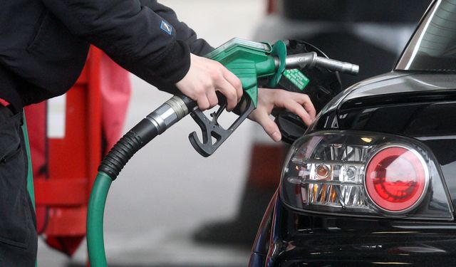 Akaryakıtta tarihi zam: Benzin ve motorin fiyatları rekor kırdı!