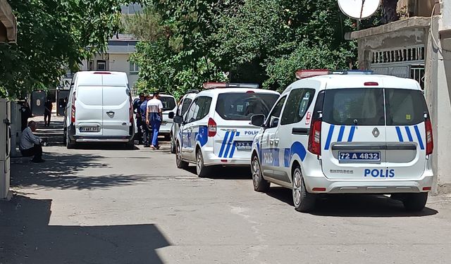 Tartıştığı eşini ve iki kızını bıçakladı!