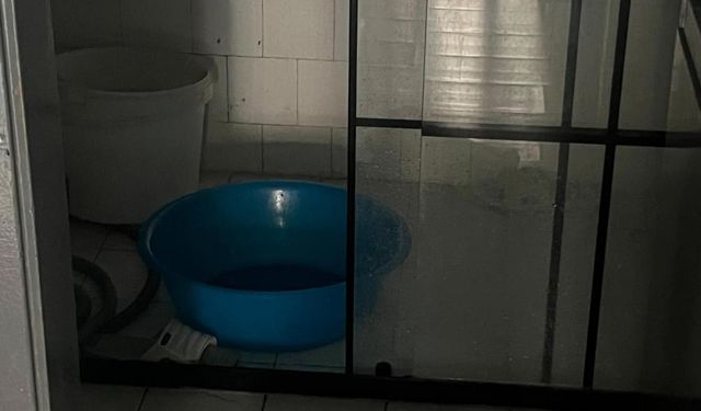 Leğende banyo yapan çocukları elektrik çarptı