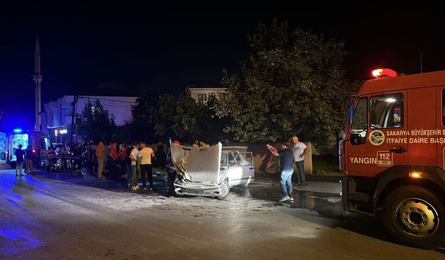 Feci çarpışmada motosikletli yaralandı: Sürücü alkol şişelerini fırlatıp kaçtı!