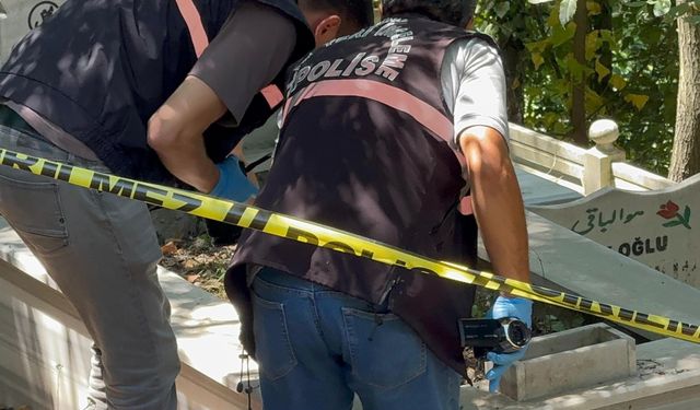 Mezarda balmumu bebeğe sarılı muska bulundu!