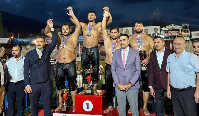 Başarılı sporcular şampiyon olarak podyumda